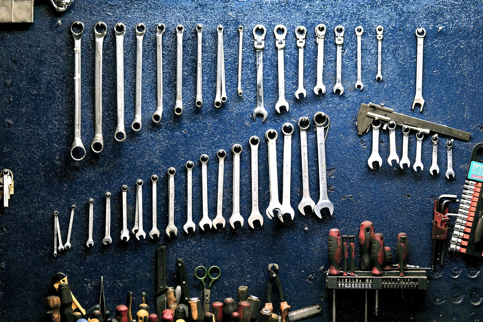 garage-hanging-mechanic-Blog-Social-media-tools-build-branding-image